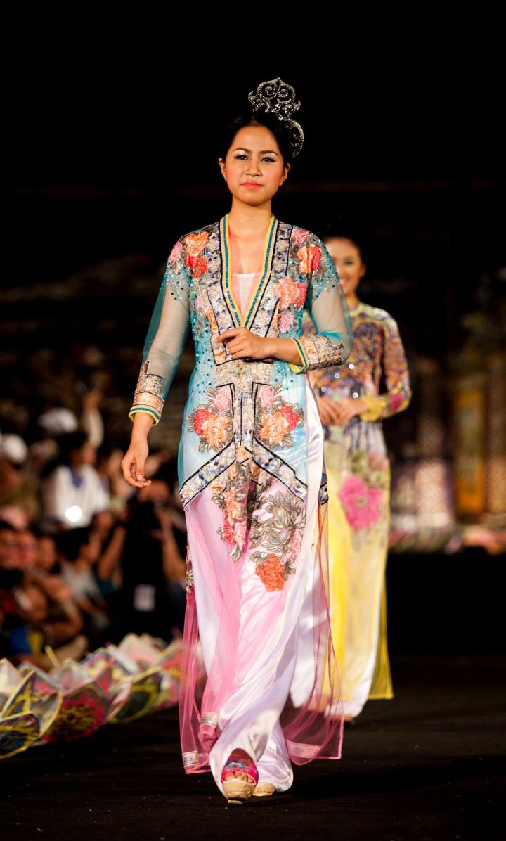 Blouse tay phồng quá đà: Tay phồng quá to dễ khiến tổng thể trông nặng nề, thay vào